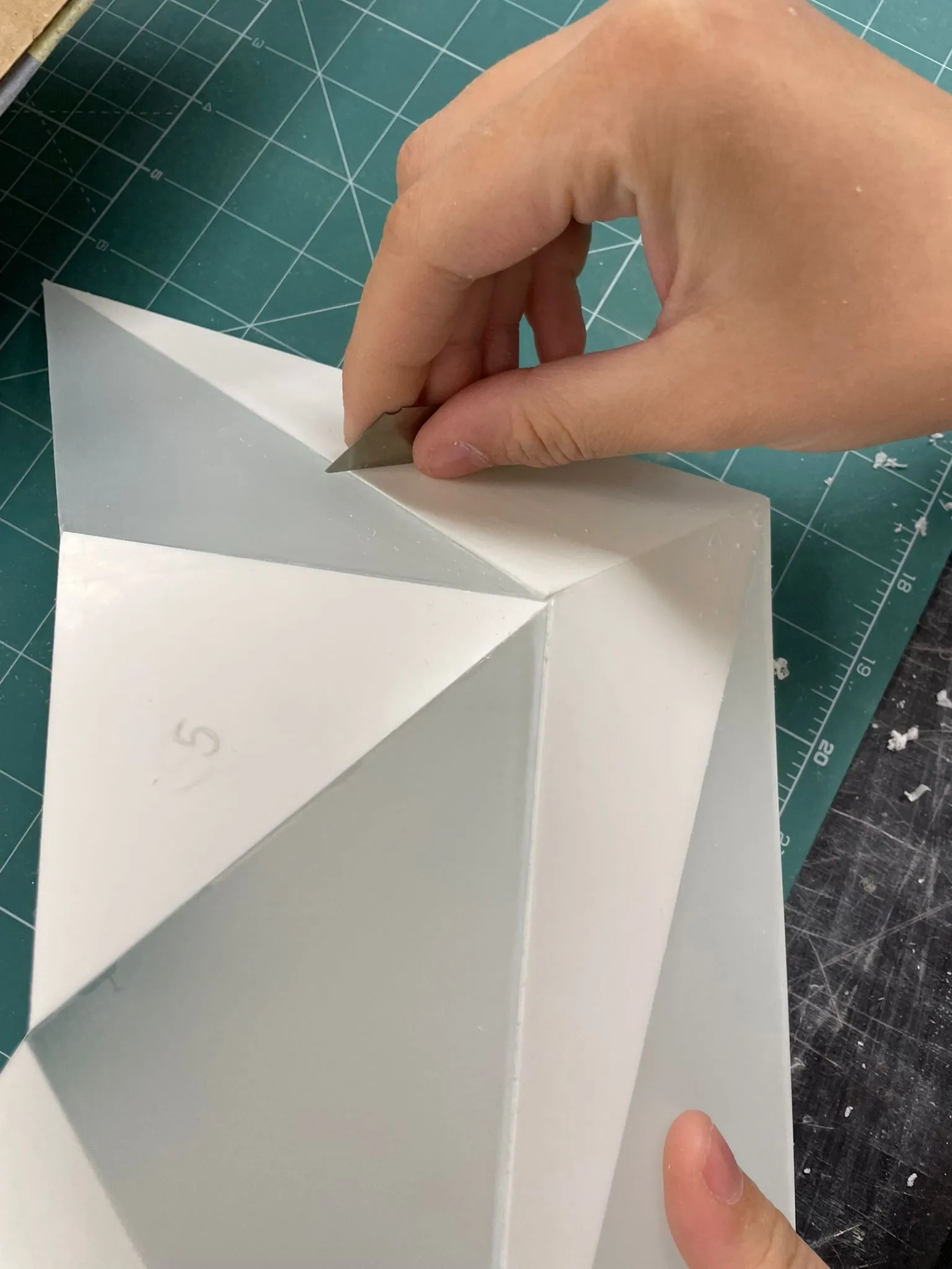 Svítidlo ORIGAMI – Úprava spár po lepení